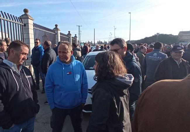 Concentración de agricultores este miércoles a las puertas de Arrocerías Pons, en Don Benito.