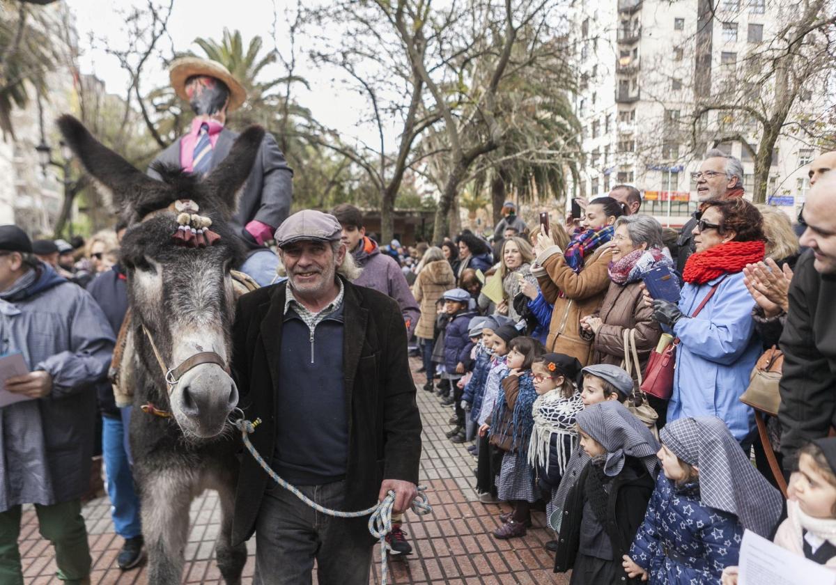 El pelele sobre el burro.