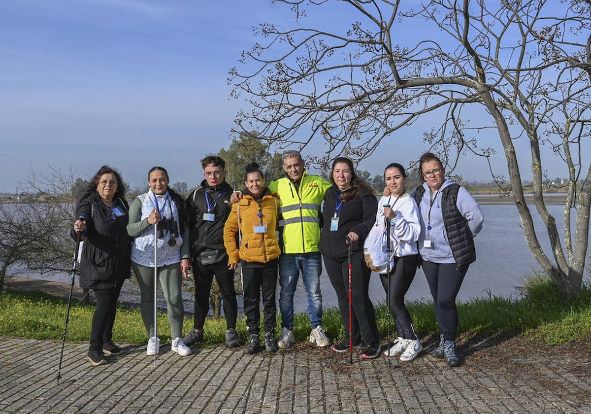 Jorge Granada, en el centro (de amarillo), con los voluntarios.