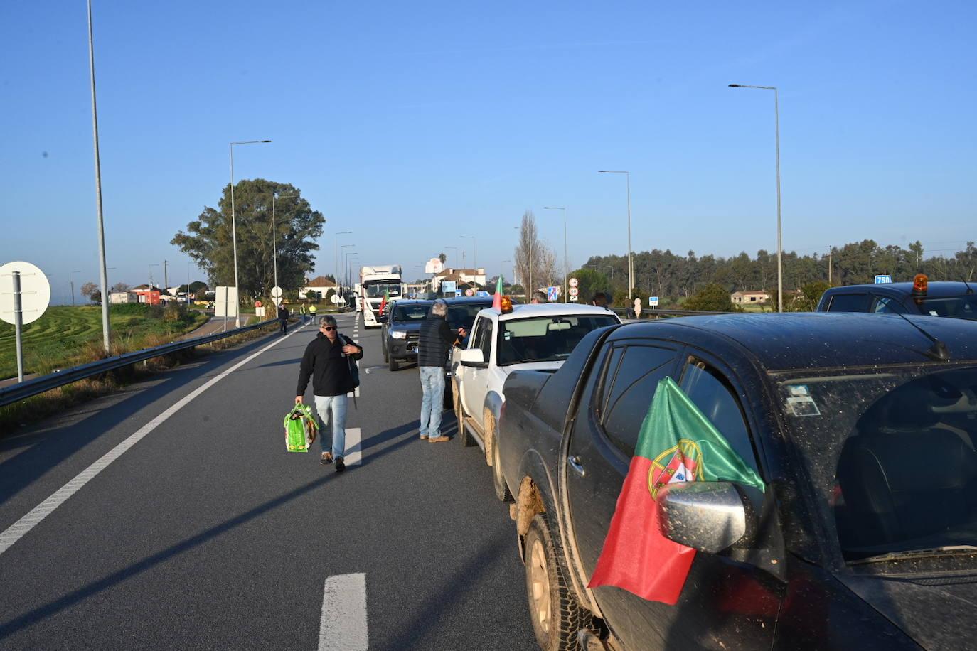 Los agricultores portugueses cortan varios accesos al país luso por Extremadura