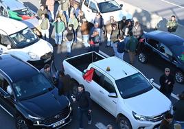 Los agricultores portugueses cortan varios accesos al país luso por Extremadura