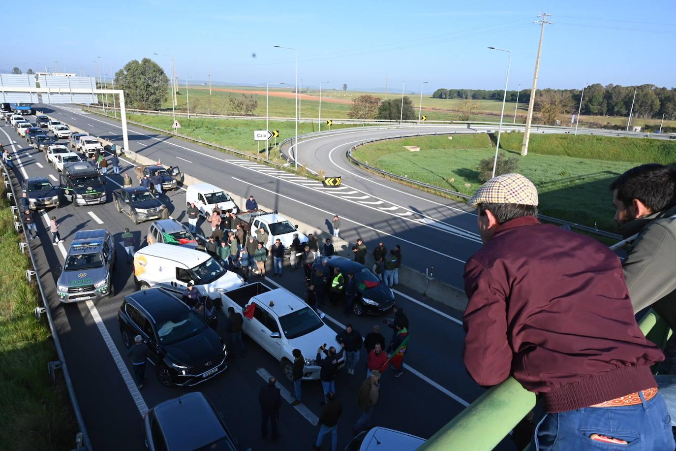 Los agricultores portugueses cortan varios accesos al país luso por Extremadura