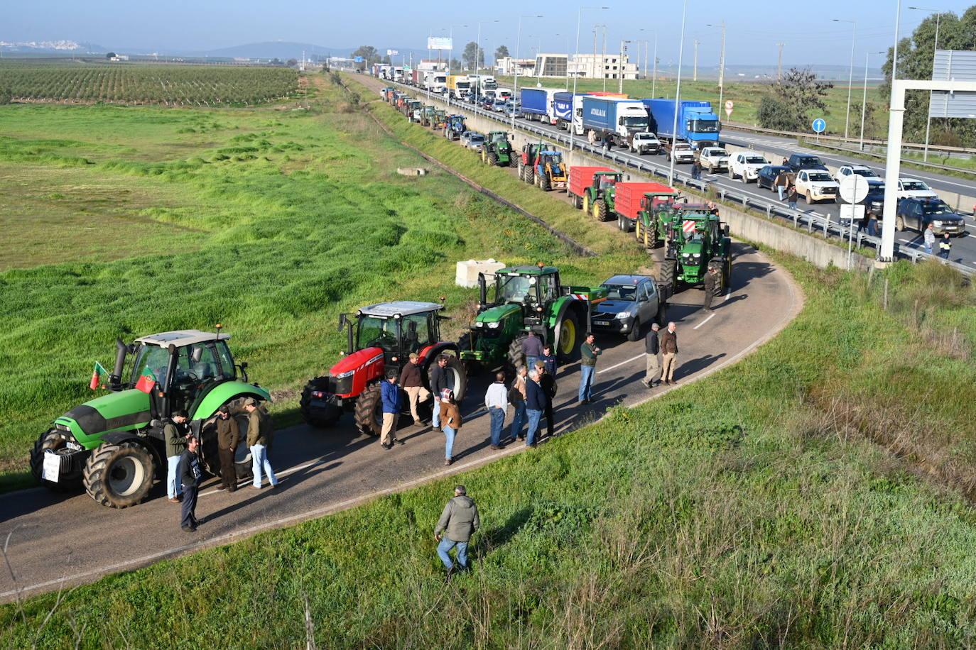 Los agricultores portugueses cortan varios accesos al país luso por Extremadura