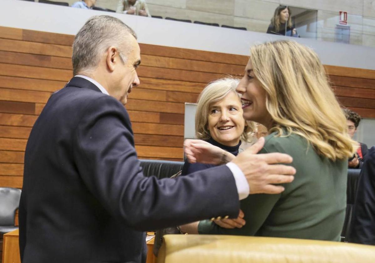 Pelayo y Guardiola durante el pleno de la Asamblea.