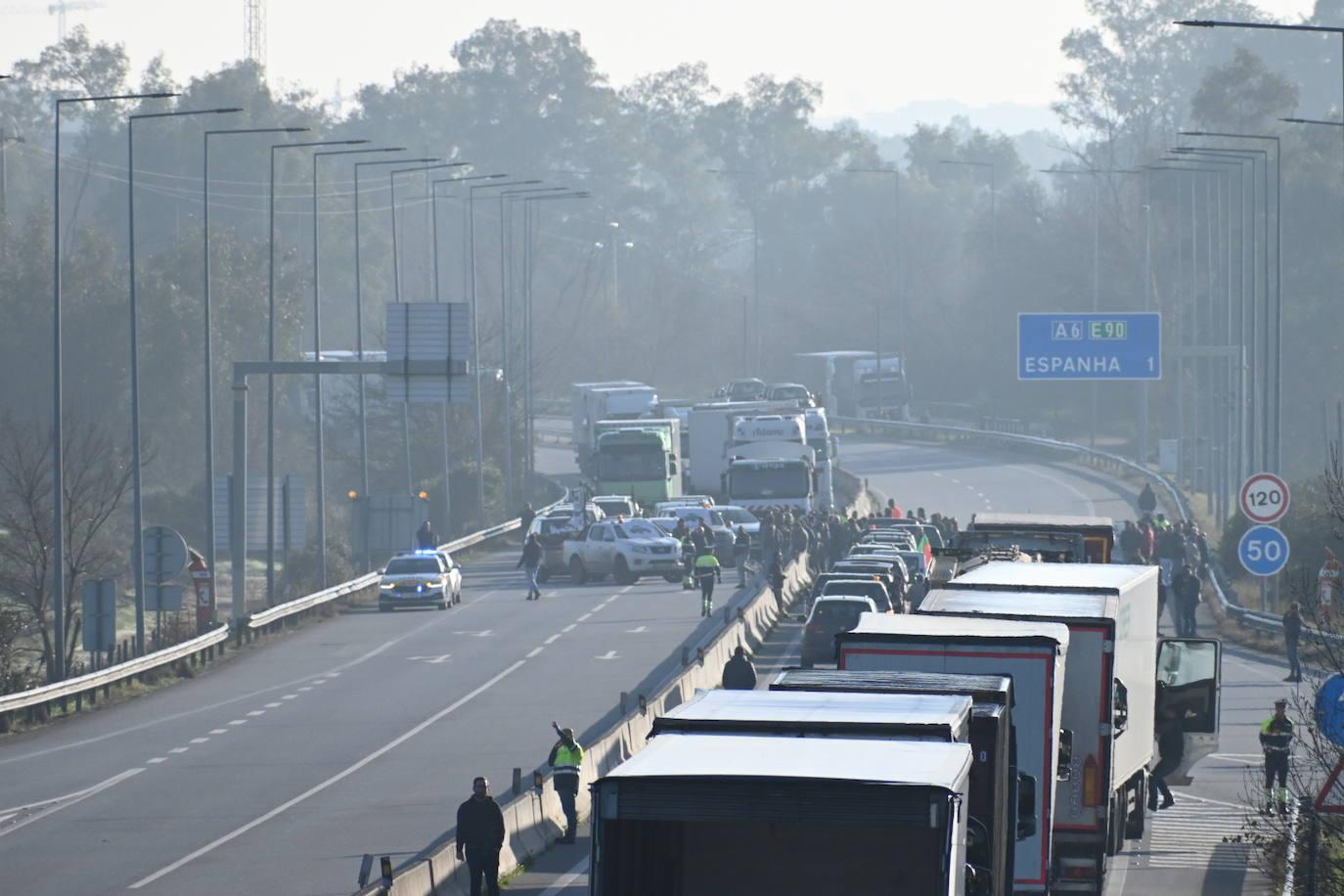 Los agricultores portugueses cortan varios accesos al país luso por Extremadura