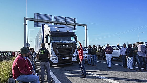 Los agricultores portugueses dejan pasar durante la tarde a vehículos hacia España