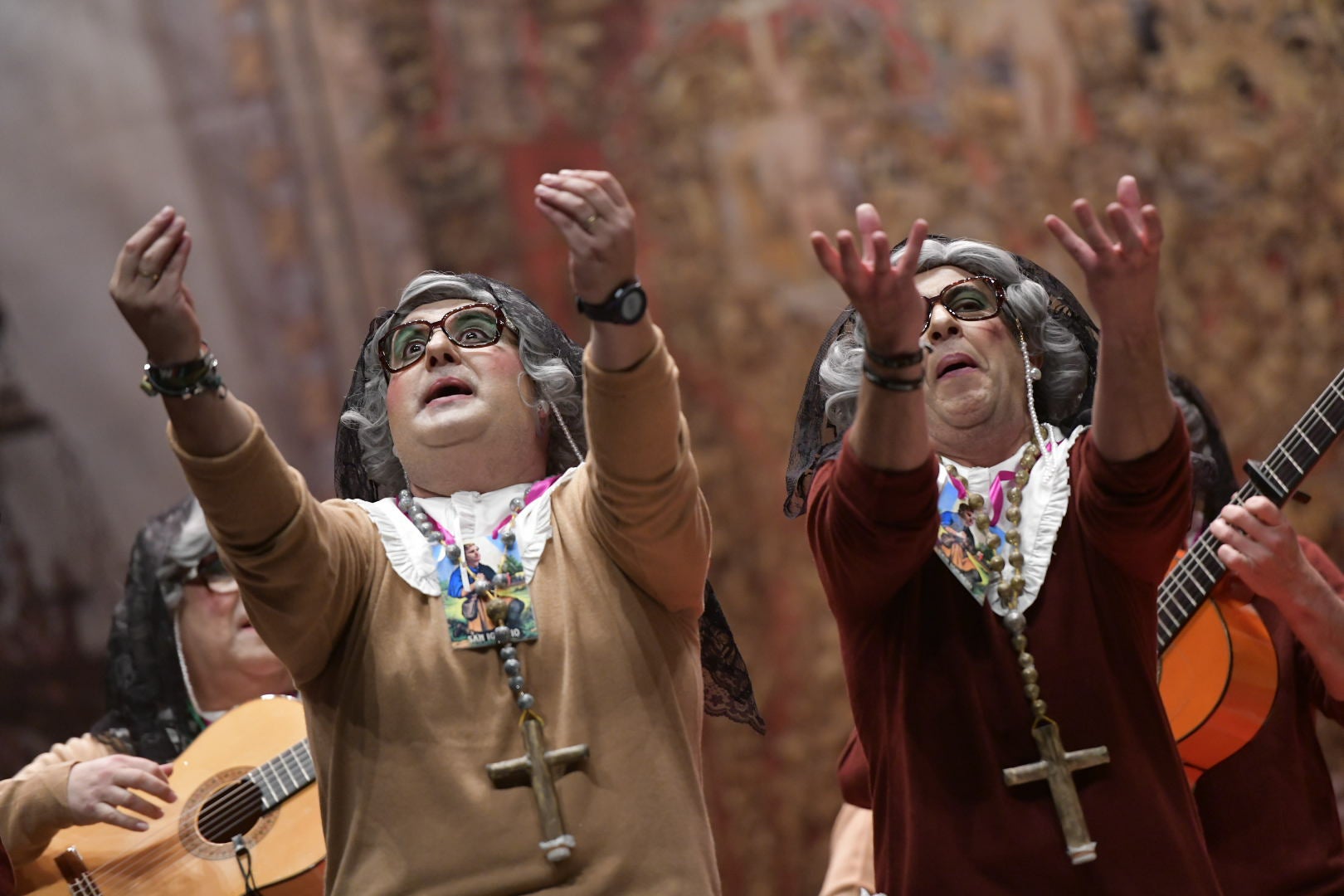 Pelotazo de Los Mirinda. El olor a incienso en el teatro presagiaba la sorpresa. En su 20 aniversario esta murga no había querido decir su disfraz, el misterio es que son beatas en la catedral en la coronación de La Soledad