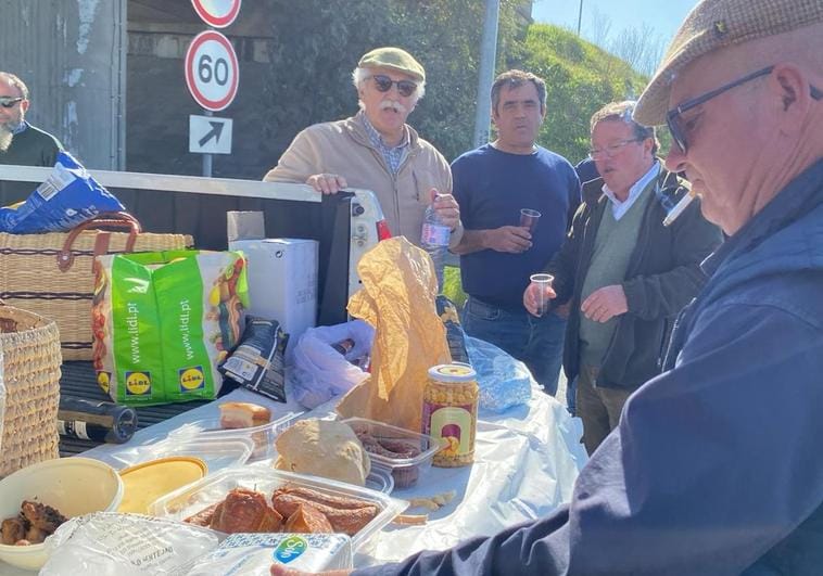 Manifestantes portugueses comen durante los cortes en la A-5, cerca de Caya