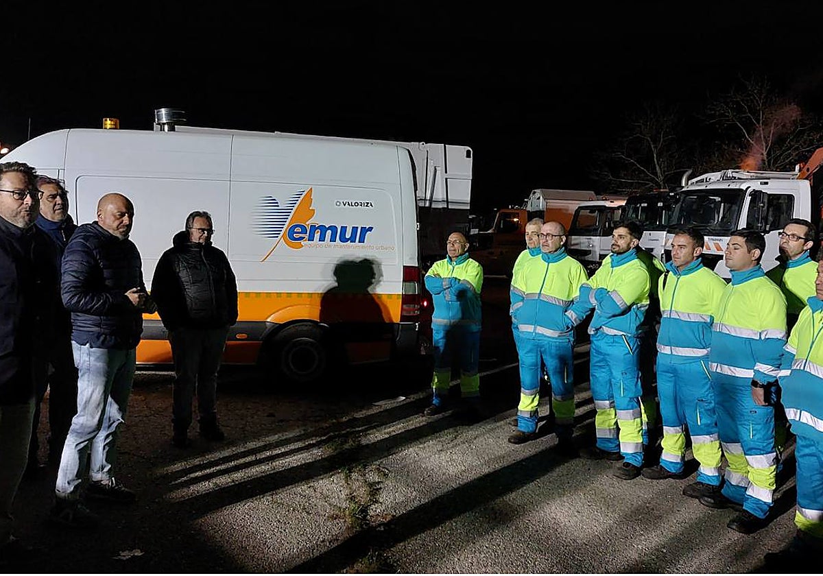 Antonio Gutiérrez (Valoriza), con el concejal de Servicios, Pedro Muriel, junto a los trabajadores de la basura en el turno de madrugada ya con los nuevos uniformes.