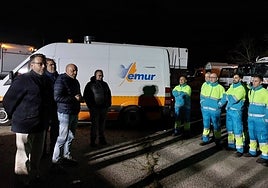 Antonio Gutiérrez (Valoriza), con el concejal de Servicios, Pedro Muriel, junto a los trabajadores de la basura en el turno de madrugada ya con los nuevos uniformes.