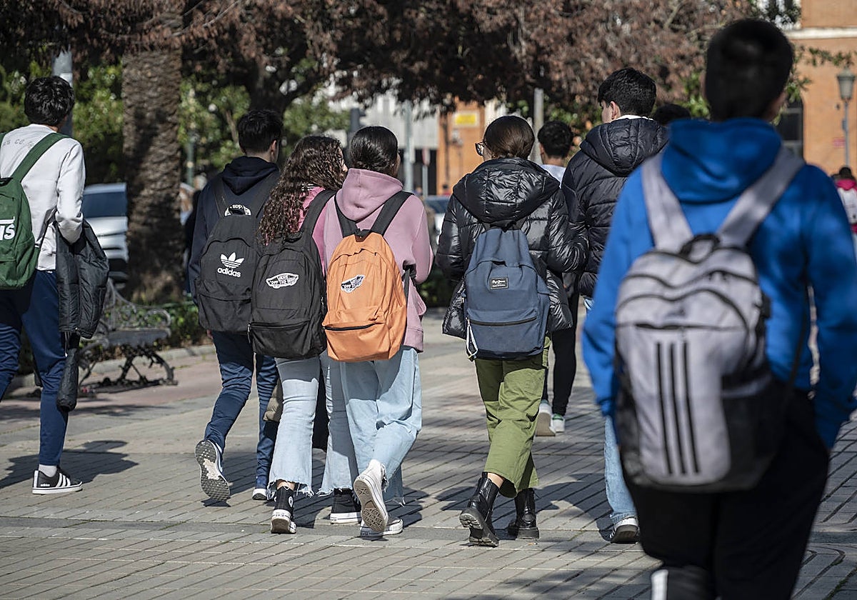 Adolescentes, ajenos a la información, a la salida de clase en Badajoz.