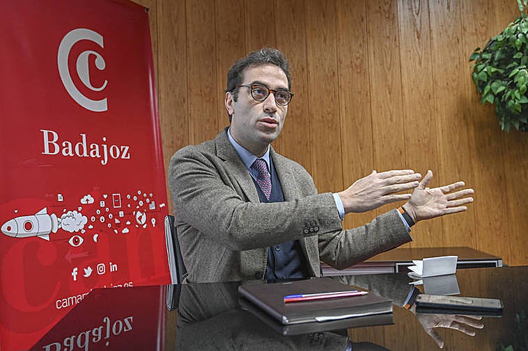 El extremeño Carlos Cuerpo Caballero este viernes la sede de la Cámara de Comercio de Badajoz.