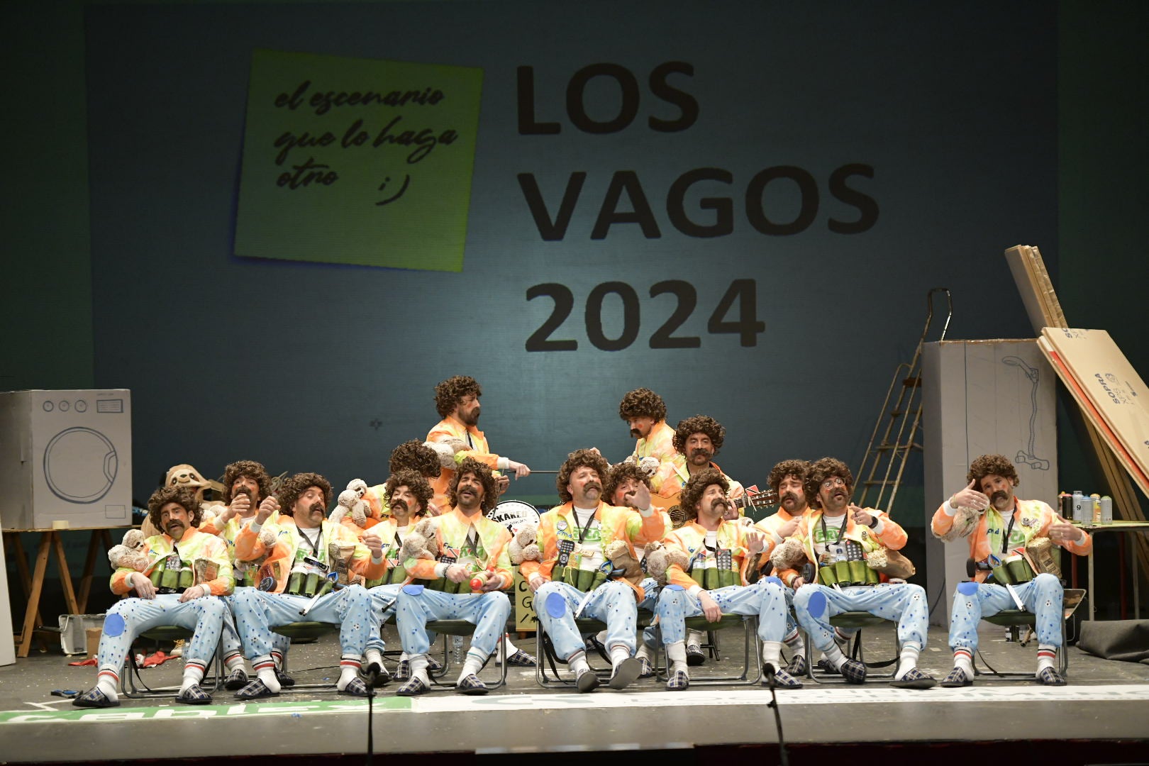 A Contragolpe son vagos. Geniales repitiendo música de la presentación del año pasado, con la silla a cuestas y con el escenario hecho a medias.