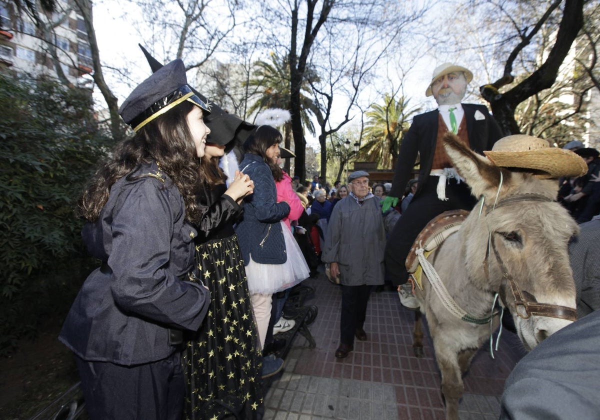 El pelele sobre el burro en un desfile de la fiesta de Las Lavanderas.