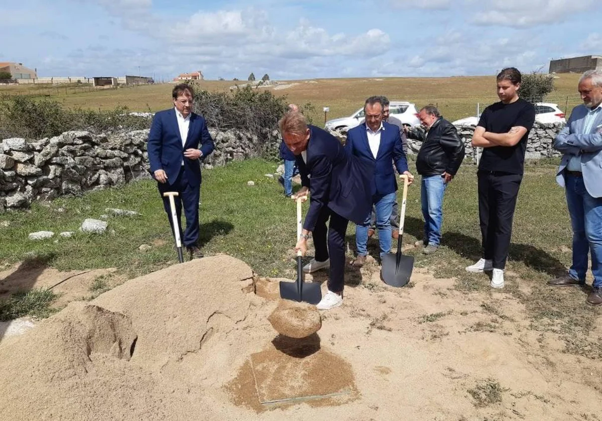 Puesta de la primera piedra del parque acuático de Casar de Cáceres la pasada primavera.