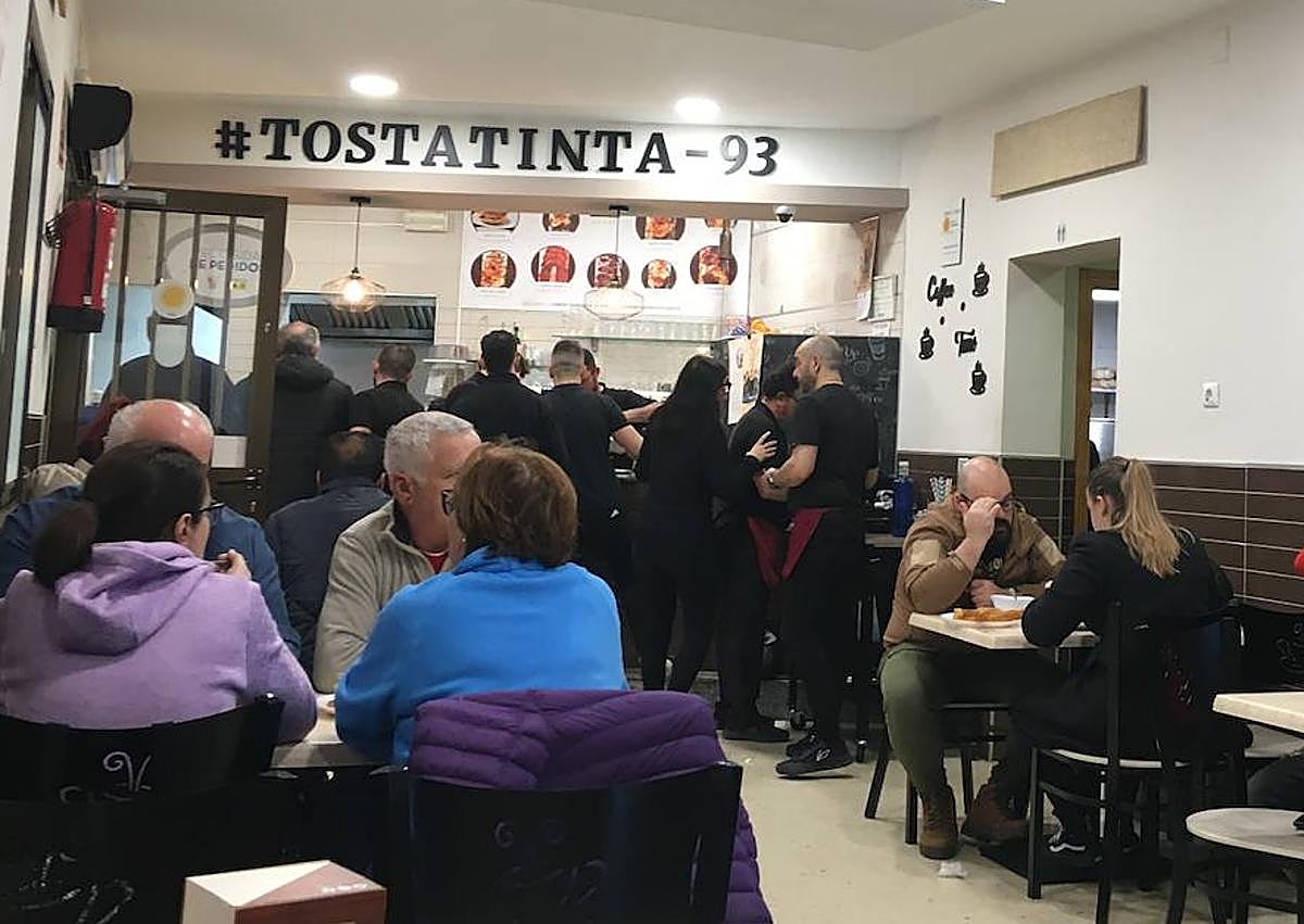 Imagen secundaria 1 - Más tostadas que churros en la churrería Ronco Tovar de Casar de Cáceres