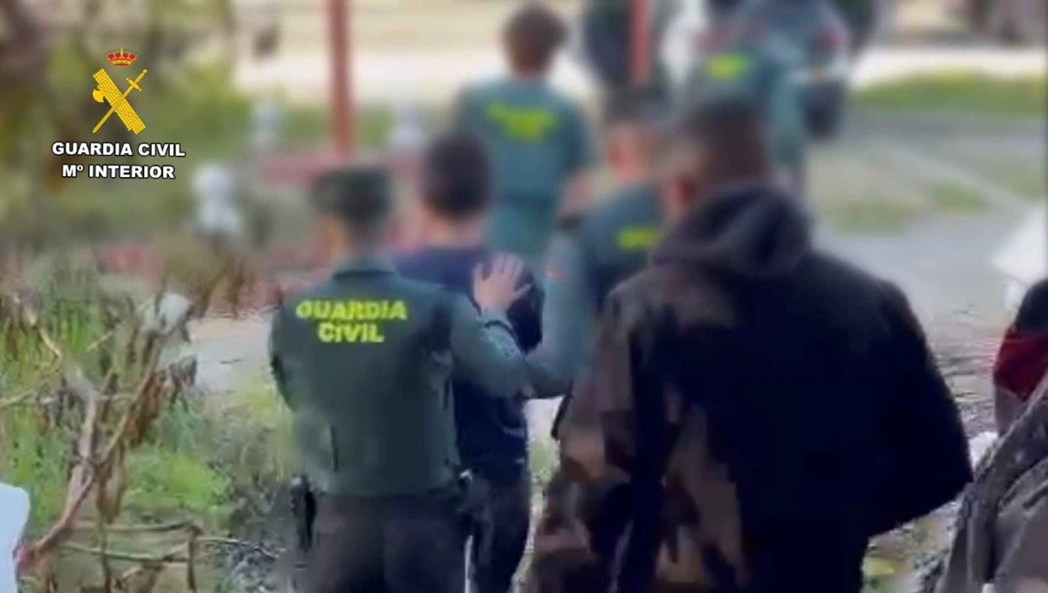 Imagen secundaria 1 - Los dos detenidos son dirigidos por agentes hasta el coche tras ser detenidos.