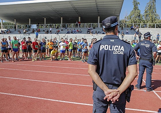 Pruebas físicas en una oposiciones a la Policía Local de Cáceres en una imagen de archivo.