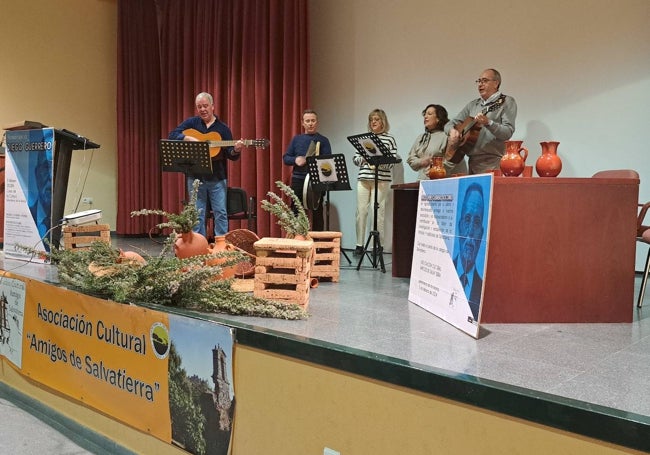 Un instante de la actuación del grupo Azarcón en el homenaje al expresidente de 'Amigos de Salvatierra'.