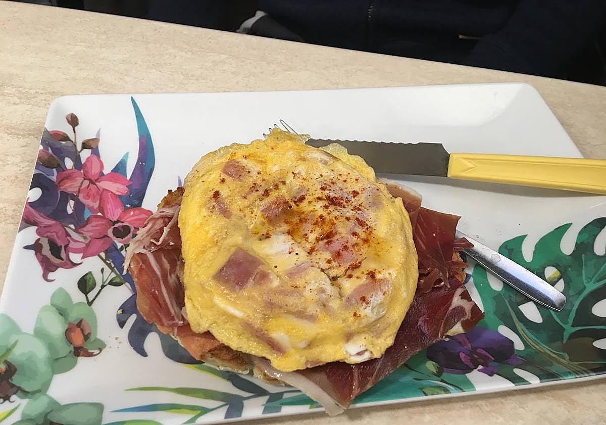 Imagen principal - Más tostadas que churros en la churrería Ronco Tovar de Casar de Cáceres