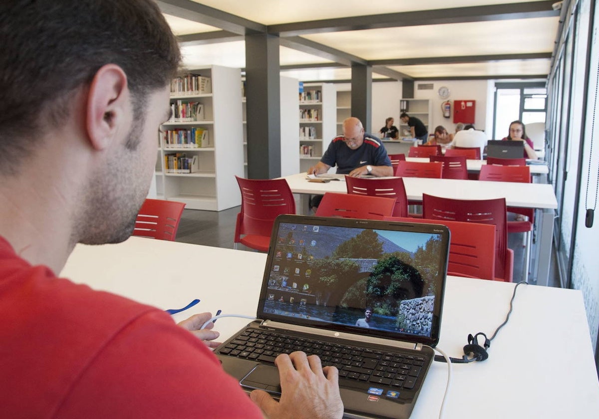 Un usuario en la biblioteca municipal de Santa Ana en una imagen de archivo.