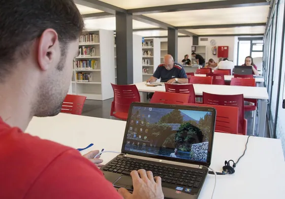 Un usuario en la biblioteca municipal de Santa Ana en una imagen de archivo.