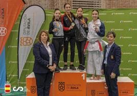 Candela Peña, con su oro en lo más alto del podio en Ávila.