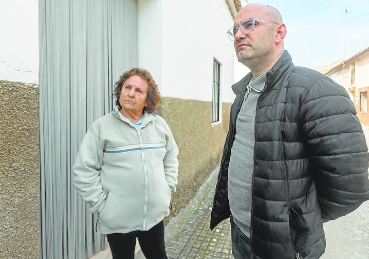 Tirsa Sánchez y Javier Flores, hermana y sobrino de Vicente, en Hinojal este lunes.