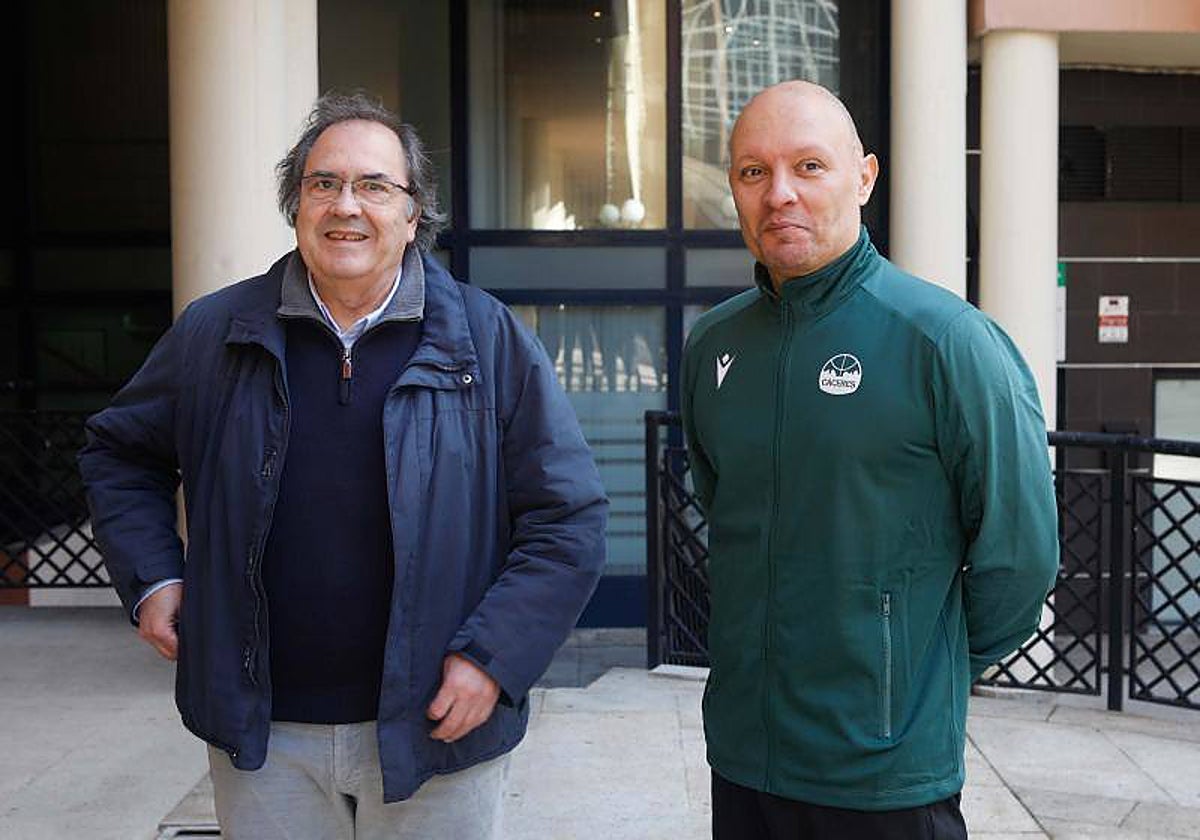 Arturo González, junto al presidente José Manuel Sánchez el día de su presentación.