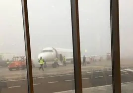 Avión envuelto en la niebla en el Aeropuerto de Badajoz en una foto de archivo.