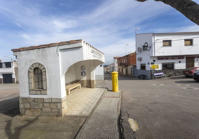 Parada de autobús de Hinojal en la que Vicente solía coger el coche de línea.