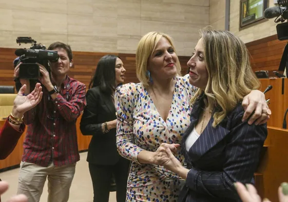 La consejera de Hacienda, Elena Manzano, junto a la presidenta de la Junta, María Guardiola, tras la aprobacion de los Presupuestos.