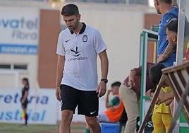 Emilio Tienza en un partido de esta temporada con el Montijo.