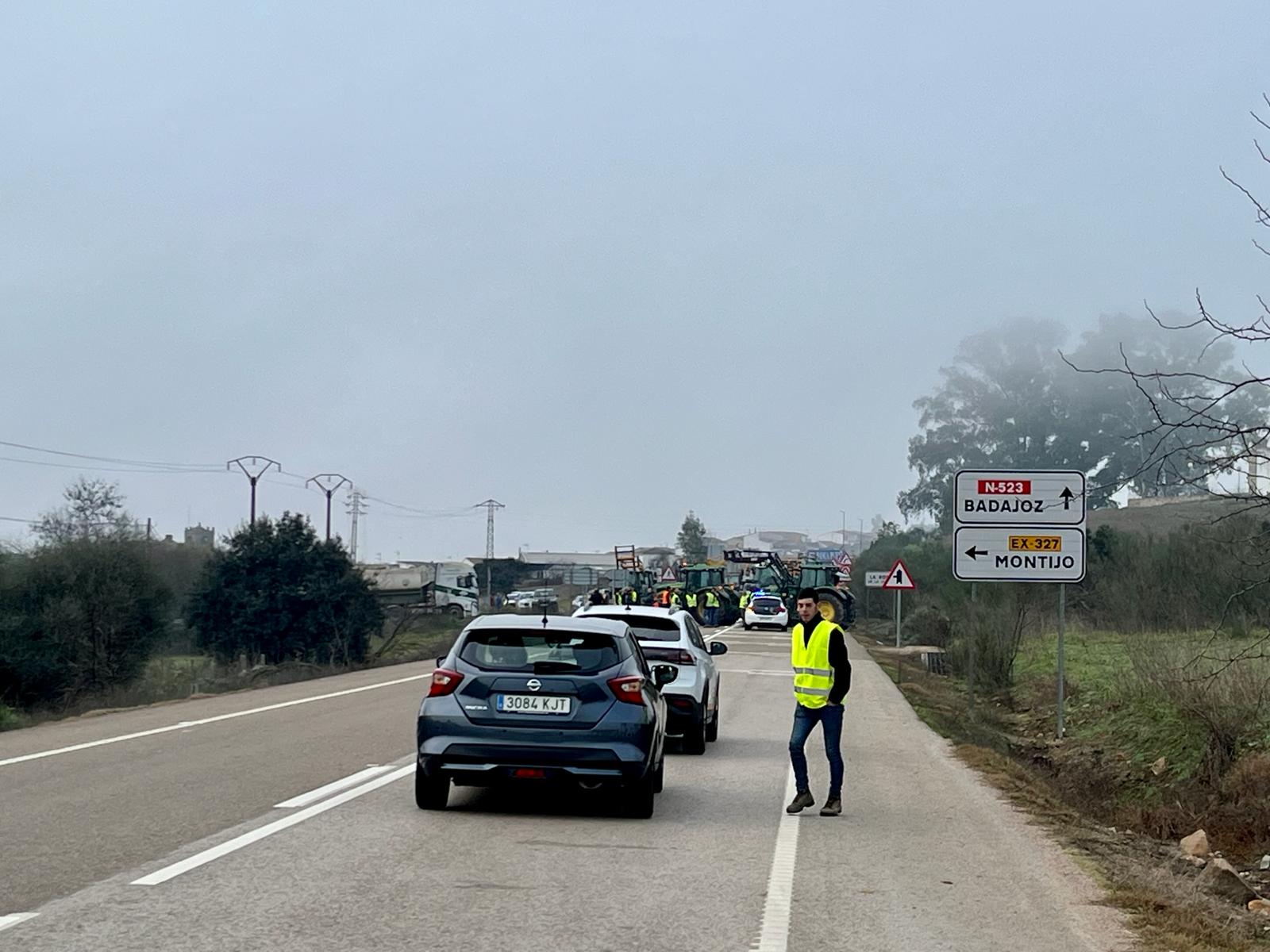 La N-523, que une Cáceres y Badajoz, también se ha visto afectada al ser bloqueada por tractores.