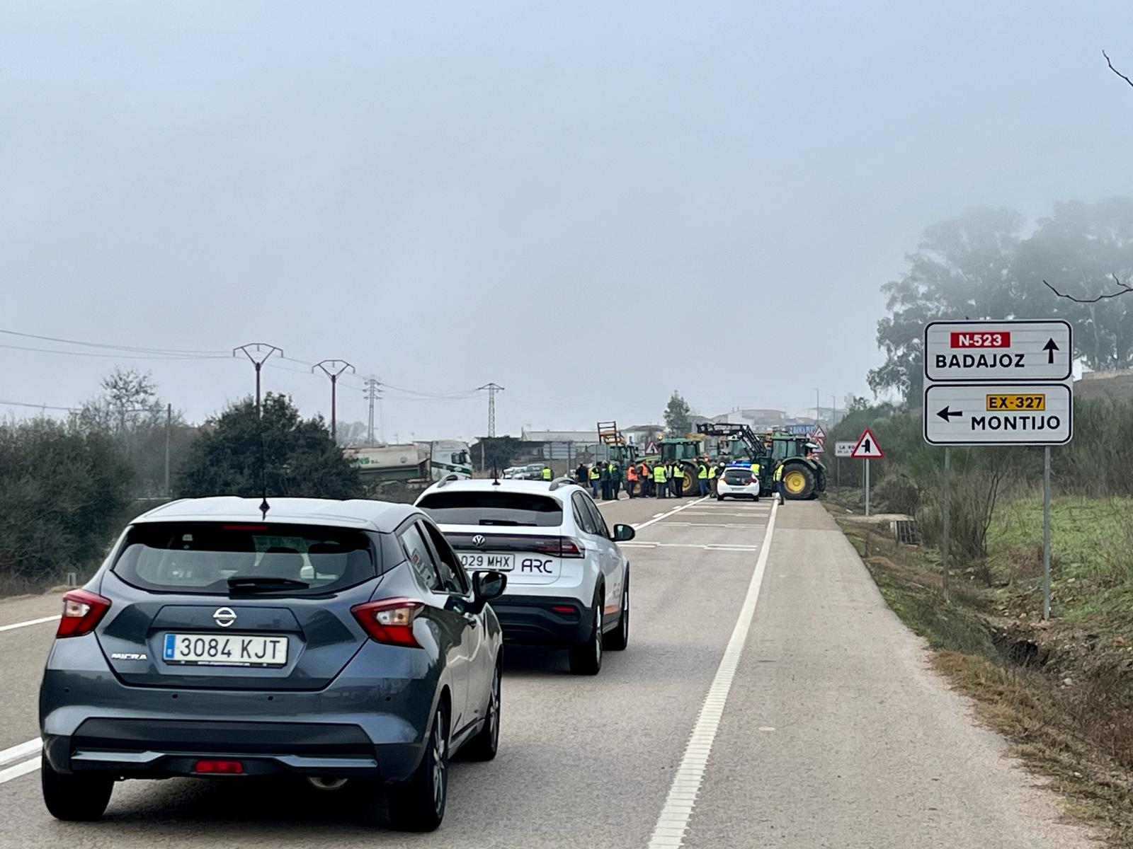 La N-523, que une Cáceres y Badajoz, también se ha visto afectada al ser bloqueada por tractores.