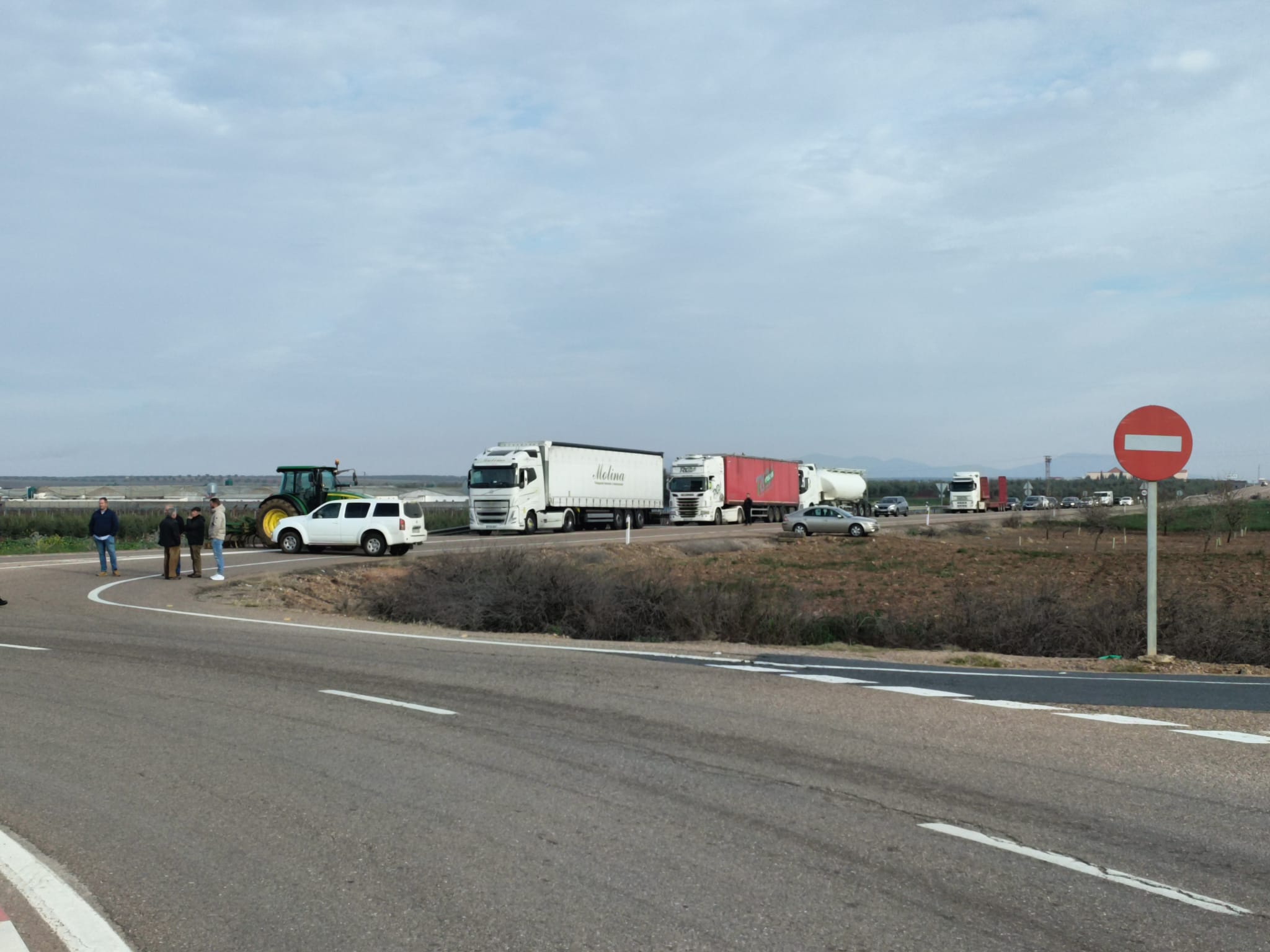 Corte de la A-66 con tractores, a la altura de Almendralejo. 