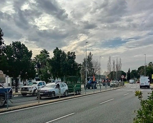 Los tractores también han llegado a Cáceres. En la imagen se les puede ver cerca de la estación de Renfe