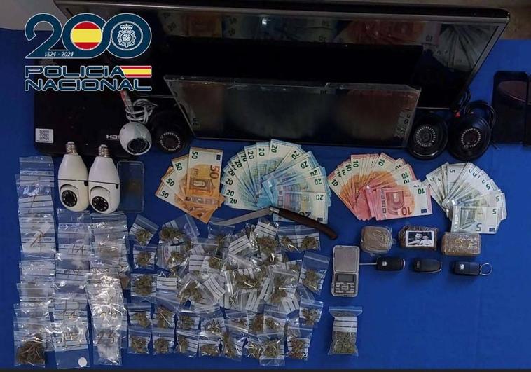 Intervinieron 326 gramos de hachís y 273 gramos de marihuana, además de 1.145 euros en efectivo.