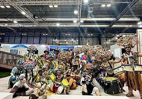 Varias comparsas del Carnaval de Badajoz en Fitur.