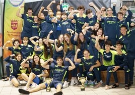 Los nadadores de El Perú Cáceres Wellness celebran sus título de campeones de Extremadura infantil y júnior.