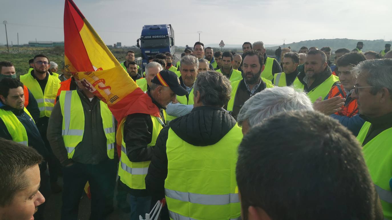 Ángel Borreguero organiza a los manifestantes para abrir un paso puntual en la N-430 en Santa Amalia.