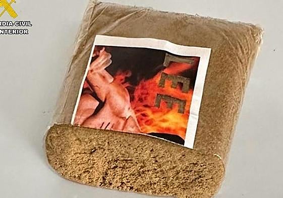 Hachís envuelto en un plástico con la foto rota de Bruce Lee.