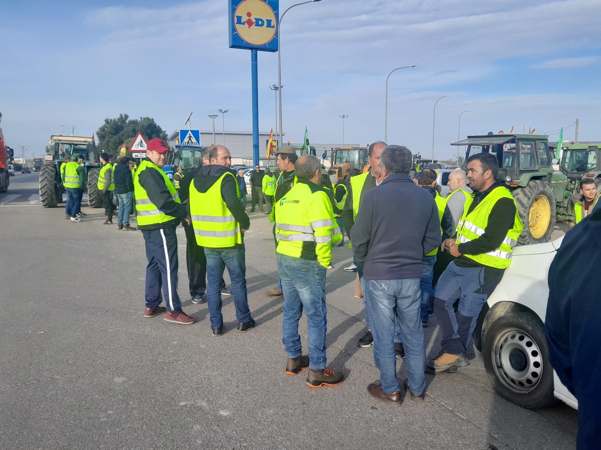 En Navalmoral de la Mata, tractores esperando para participar en una tractorada que partirá de Talayuela