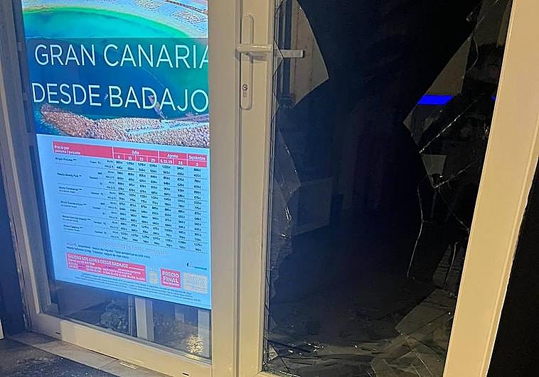 Cristal roto de la puerta de la agencia de viajes.