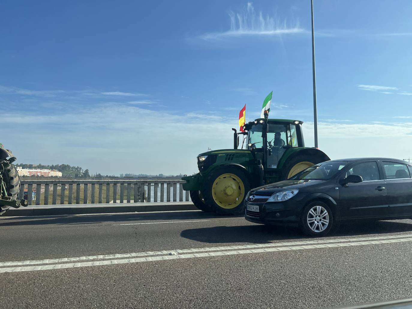 Tractores circulando por el centro de Badajoz