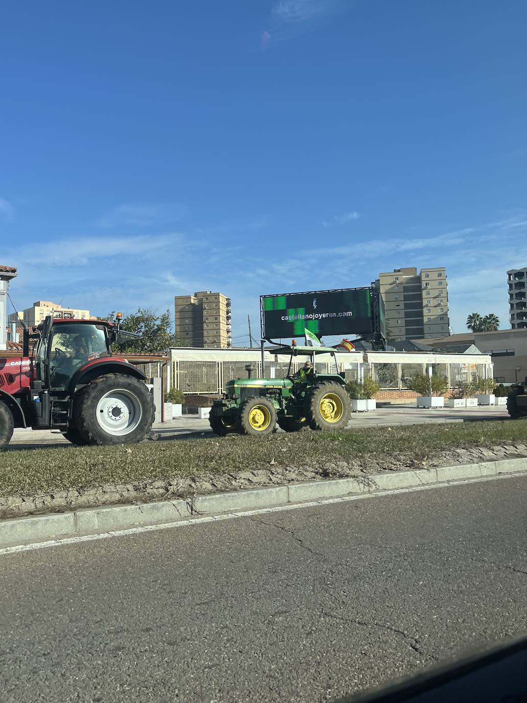 Tractores circulando por el centro de Badajoz