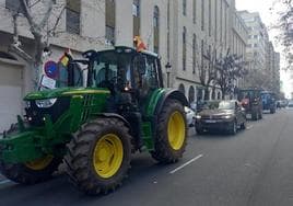 La protesta de los agricultores ha recorrido el centro de Cáceres.