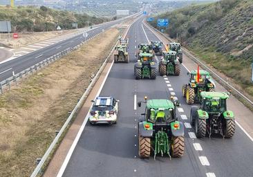 Cortadas la A-5 y la A-66 en Extremadura por las tractoradas