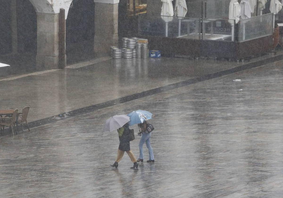 La borrasca Karlotta traerá lluvias generalizadas y fuertes vientos desde este jueves