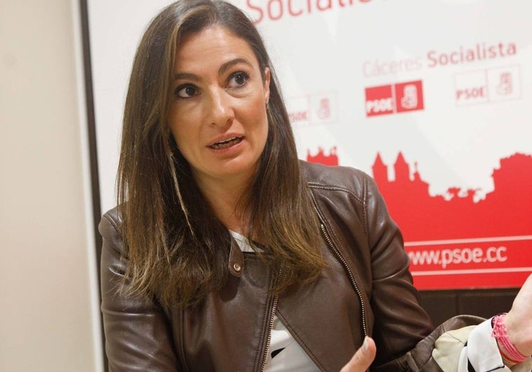 Lara Garlito, en el parque sito junto a la sede del PSOE de Cáceres.